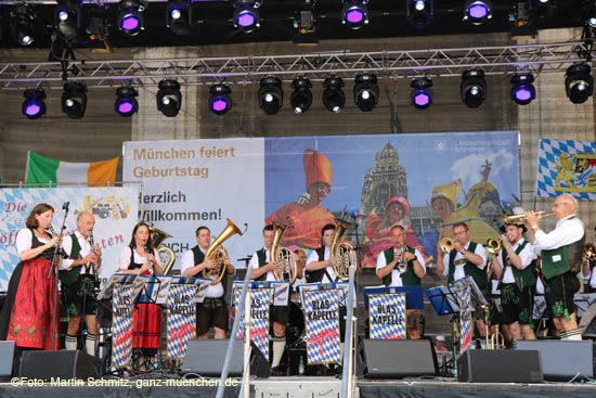 Musik auf der Bühne auf dem Odeonsplatz (©Foto. Martin Schmitz)